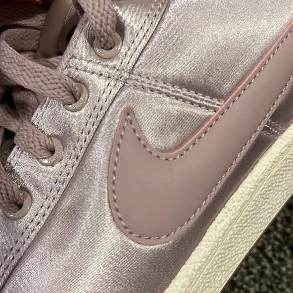 New NWT Rose Gold Nike Sneakers sz 8.5 - Picture 6 of 7